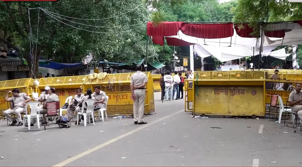 पुलिस कार्रवाई के बाद भी जंतर-मंतर पर जुटे हजारों प्रदर्शनकारी