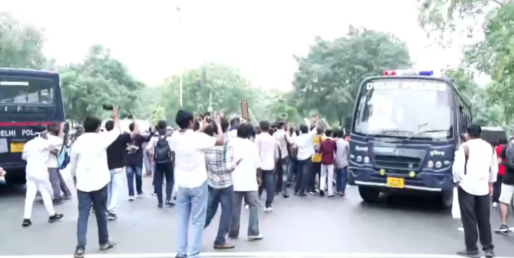 शिक्षा सुधार और परीक्षा पारदर्शिता की मांग करते प्रदर्शनकारी छात्र